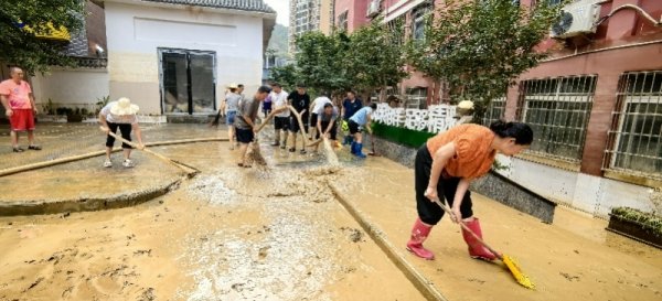 美林资管 村超发起人的抗洪故事：惋惜于足球场受损，组织照顾留守学生